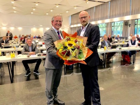 Bürgermeister Michael Dreier (links) gratulierte Carsten Venherm, der sich für die vergangenen acht Jahre sowie für das außerordentliche Votum in der Ratssitzung am Donnerstagabend bedankte.Foto:© Stadt Paderborn