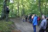 Bei der Forstbereisung führt Hans-Ulrich Braun die Verbandsabgeordneten durch die lippischen Wälder und erklärt, wie die Förderung eines klimarobusten Mischwaldes umgesetzt werden soll. (Foto: Landesverband Lippe)