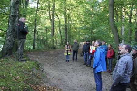 Bei der Forstbereisung führt Hans-Ulrich Braun die Verbandsabgeordneten durch die lippischen Wälder und erklärt, wie die Förderung eines klimarobusten Mischwaldes umgesetzt werden soll. (Foto: Landesverband Lippe)