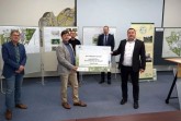 Vorstellung der Wettbewerbsentwürfe im Klinikum: (v.l.) Jürgen Braunsdorf (Projektkoordination Biodiversität, Kreis Lippe), Dr. Robert Bartz (Projektleitung „Naturstadt – Kommunen schaffen Vielfalt“, kommbio e.V.), Prof. Dr. Hans-Peter Rohler (Landschaftsarchitektur und Umweltplanung. TH OWL), Dr. Johannes Hütte (Geschäftsführer Klinikum Lippe) und Landrat Dr. Axel Lehmann. Foto: Kreis Lippe