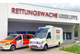 In den kommenden Tagen ist der Prototyp eines e-RTW auf den Straßen rund um Bad Salzuflen im Einsatz. Hier vor der Rettungswache mit einen Notarztwagen. Foto: Kreis Lippe.