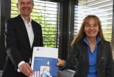 IHK-Präsident Wolf D. Meier-Scheuven und IHK-Hauptgeschäftsführerin Petra Pigerl-Radtke präsentieren den erstmals aufgelegten Bildungsreport Ostwestfa-len 2021. Foto: IHK