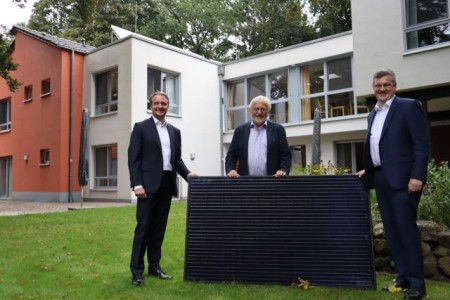 Freuen sich über die Ermöglichung des Wunschprojekts: (von links) Dr. Immanuel Hermreck, Arnold Bergmann und Ralf Libuda.