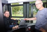Freuen sich über den neuen Service für die Stadtbus-Kunden: (von links) Marc Lehmann, Leiter des Stadtbus-Servicezentrums am ZOB, und Dietmar Hubrich, Leiter Informationselektronik bei der Stadtbus Gütersloh GmbH. Foto: Stadtwerke Gütersloh