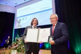 Medaille und Urkunde: Anerkennung für das Engagement von Jean-Yves Hugon (r.) in über 40 Jahren Städtepartnerschaft mit Châteauroux. Bürgermeister Norbert Morkes hielt die Laudatio.