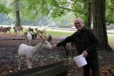 Josef Waldhoff, Förster der Graf von Oeynhausen-Sierstorpff Forstverwaltung, am Wildgehege des Gräflichen Park Bad Driburg