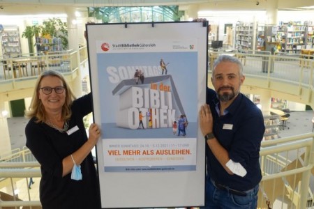 Bibliotheksleiterin Silke Niermann und Michele Wegner, Leiter Kinder- und Elternbibliothek, freuen sich darauf, die Türen der Bibliothek an den Pilotsonntagen vom 24. Oktober bis einschließlich 5. Dezember für Lesungen, Kindertheater, Bastelangebote und mehr zu öffnen. 
