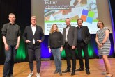 Laden zum Mitmachen beim Kulturhackathon OWL ein: (v.l.) Andreas Kornacki (Geschäftsführer, Kultur Herford gGmbh), Andreas Kimpel (Kulturdezernent, Stadt Gütersloh), Lena Jeckel (Leiterin Fachbereich Kultur, Stadt Gütersloh), Roland Nachtigäller (Direktor, Museum Marta Herford), Wolfgang Senges (Projektleiter, Stadt Gütersloh) und Daniela Daus (Fachbereich Kultur, Stadt Gütersloh)