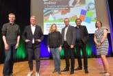 Laden zum Mitmachen beim Kulturhackathon OWL ein: (v.l.) Andreas Kornacki (Geschäftsführer, Kultur Herford gGmbh), Andreas Kimpel (Kulturdezernent, Stadt Gütersloh), Lena Jeckel (Leiterin Fachbereich Kultur, Stadt Gütersloh), Roland Nachtigäller (Direktor, Museum Marta Herford), Wolfgang Senges (Projektleiter, Stadt Gütersloh) und Daniela Daus (Fachbereich Kultur, Stadt Gütersloh).Foto:Stadt Gütersloh