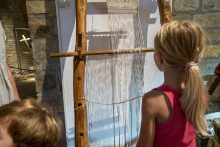 In den Herbstferien können Kinder und Jugendliche im LWL-Museum in der Kaiserpfalz mittelalterliche Textiltechniken ausprobieren. Foto: LWL/W. Noltenhans
