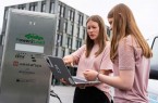 Projektmitarbeiterin Katrin Schulte (links) liest die Leistung zum Laden der einzelnen E-Fahrzeuge aus. Das Ziel: Ein möglichst hoher Anteil an regenerativ erzeugtem Strom beim Laden.
