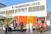 Versprechen einen spannenden Blick hinter die Kulissen im Gesundheitswesen: v.l. Alexandra Adam (Leiterin MTA-Schule Lippe, Klinikum Lippe), Thomas Mahlmann (zdi-Zentrum Lippe.MINT), Alexander Fanenbruck (Leiter Rettungswache Lemgo), Carina Buchenau und Anna-Karina Kappel (Klinikum Lippe), Christopher Brandt, Kevin Elliott und Henrik Richard (Notfall-Sanitäter Rettungswache Lemgo)