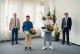 Foto (Universität Paderborn, Thorsten Hennig): Stefan Schwan (l.), Leiter des International Office der Universität Paderborn, und Prof. Dr. Torsten Meier (r.), Vizepräsident für Internatio-nale Beziehungen, haben den beiden Stipendiaten Obada Obaid (2. v.l.) und Michil Nono (2. v.r.) ihre Glückwünsche persönlich überreicht