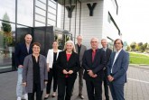 Foto (Universität Paderborn, Thorsten Hennig): Isabel Pfeiffer-Poensgen (vorne mittig), Ministerin für Kultur und Wissenschaft des Landes Nordrhein-Westfalen, ist am Y-Gebäude der Universität Paderborn von einem Empfangskomitee begrüßt worden (v. l.): Prof. Dr.-Ing. Roman Dumitrescu, Universitätspräsidentin Prof. Dr. Birgitt Riegraf, Prof. Dr. Kirsten Thommes, Prof. Dr. Eckhard Steffen, Prof. Dr.-Ing. Mirko Schaper, Prof. Dr. Johannes Blömer und Prof. Dr. Gregor Engels freuten sich über den Besuch.