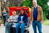 Zusammen mit Hermine Engelkamp, Bewohnerin Seniorenzentrum St. Bruno und Barbara Schmeling, Sozialarbeiterin im Sozialen Dienst, testete Arne Schubert, Radverkehrsplaner der Stadt Paderborn, direkt die neue Fahrrad-Rikscha (v.l.n.r.). Foto:© Stadt Paderborn