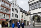 Vor dem sanierten Bauwerk am Rathausplatz 2 (v. l.): Citymanager Heiko Appelbaum, Matthias Goeken, Eigentümer des Gebäudes und Stadtdenkmalpfleger Thomas Günther.Foto:© Stadt Paderborn