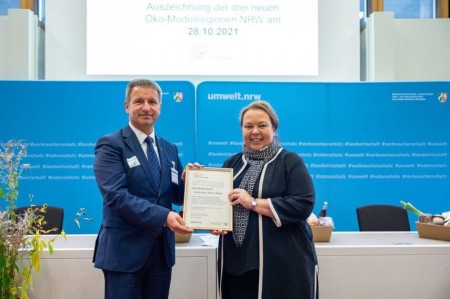 Landwirtschaftsministerin Ursula Heinen-Esser überreicht Landrat Michael Stickeln die Urkunde für die Auszeichnung zur Öko-Modellregion. Foto: MULNV/ M. Hermenau. 