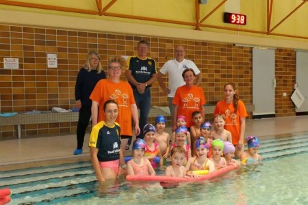Verantwortliche, Übungsleiterin und die Kinder der Kita Wiesengrund waren begeistert vom Wassergewöhnungskurs in der Schwimmoper. Hintere Reihe von links: Petra Erger, Leiterin des Jugendamtes, Ulrich Kramer, Koordinator beim 1. Paderborner SV und Wolfgang Walter, Jugend- und Sportdezernent der Stadt Paderborn. Davor Sabine Lück, Leiterin der Kita Wiesengrund mit ihren Mitarbeiterinnen Sabrina Bobbert und Dorothee Willeke-Woste, untere Reihe Gwendolin Rapp, Übungsleiterin beim 1. PSV und die Kinder der Kita Wiesengrund. Foto:© Stadt Paderborn