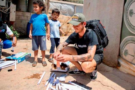 Bei einer Reise in den Libanon Ende Juli verteilte Jan Philipp Zimmermann Spiele an syrische Flüchtlingskinder. (Foto: privat)