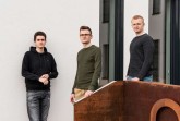 Die FH-Studenten Philip Scheidig, Viktor Görlitz und Nico Rixe (v.l.n.r.) freuen sich über die neue Herausforderung, die ihnen der Forschungsmaster Data Science bietet. (Foto: Felix Hüffelmann / FH Bielefeld)