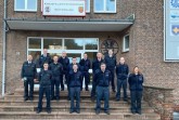 Mitarbeiterinnen und Mitarbeiter der Leitstellen der Kreise Gütersloh und Warendorf vor der Kreisfeuerwehrschule in St. Vit. Foto: Kreis Gütersloh