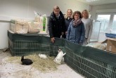 Kreisdirektor Markus Altenhöner, Dr. Tanja Hochstetter (Leiterin Veterinäramt Kreis Herford), Renate Siekötter und Kathrin Sander (Tierheim Bünde)