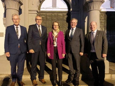 Am Abend der Verleihung der Kulturnadel 2021 (v.l.): Bürgermeister Michael Dreier, Antje Huißmann, Carsten „Carsta“ Schlussus, Manfred Schlaffer, Dr. Otmar Allendorf sowie die stellvertretende Bürgermeisterin Sabine Kramm.Foto:© Stadt Paderborn