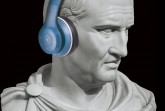 Cicero macht's vor: Kopfhörer auf, Podcast an. Mit dem Podcast "Hocus, locus, jocus" bietet das Kloster Dalheim einen Vorgeschmack auf die kommende Sonderausstellung "Latein. Tot oder lebendig!?"
Foto: LWL/Klein und Neumann/Shutterstock