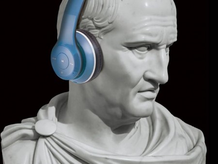 Cicero macht's vor: Kopfhörer auf, Podcast an. Mit dem Podcast "Hocus, locus, jocus" bietet das Kloster Dalheim einen Vorgeschmack auf die kommende Sonderausstellung "Latein. Tot oder lebendig!?" Foto: LWL/Klein und Neumann/Shutterstock