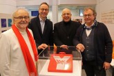 Foto vl.: Hans Schalück, Bürgermeister Theo Mettenborg, Stephan Pfeffer und Professor Dierk van den Hövel umringen die „Ylem“-Schatulle, die im Mittelpunkt der Ausstellung im Rathaus steht.