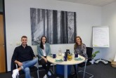 Die neuen Stipendiaten der FHDW in Bielefeld Maximilian Varga (1. von links) und Carlotta Rasche (2. von links) beim gemeinsamen Lunch mit ihrer Mentorin des FHDW Stipendiums Sarah Hermstein (rechts) vom Career Service der FHDW in Bielefeld. Foto © FHDW