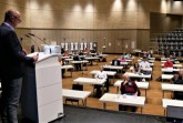 Mehr als 80 Teilnehmerinnen und Teilnehmer begrüßte der städtische Integrationsbeauftragte Frank Mertens (links) im großen Saal der Stadthalle Gütersloh zum Austausch über die geplante Fortschreibung des Integrationskonzepts. Foto: Stadt Gütersloh.