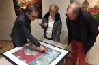 Foto: Der Kunsthistoriker Dr. Michael Bischoff (links) nimmt bei der Veranstaltung „Kunst oder Krims-krams“ ein mitgebrachtes Bild genau unter die Lupe.