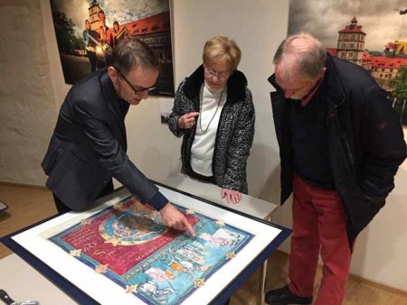 Foto: Der Kunsthistoriker Dr. Michael Bischoff (links) nimmt bei der Veranstaltung „Kunst oder Krims-krams“ ein mitgebrachtes Bild genau unter die Lupe.