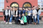 25 ehrenamtliche Nachbarschaftshelfer erhielten ihr Zertifikat über den zweitägigen Workshop von Bürgermeister Norbert Morkes.Foto: Stadt Gütersloh