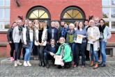 25 ehrenamtliche Nachbarschaftshelfer erhielten ihr Zertifikat über den zweitägigen Workshop von Bürgermeister Norbert Morkes.Foto: Stadt Gütersloh