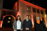 Büren setzt ein Zeichen am „Internationalen Tag gegen Gewalt an Frauen“: Eva Bock (Gleichstellungsstelle Büren), Bürgermeister Burkhard Schwuchow, Irmgard Kurek (Zonta Club). Foto: ©Stadt Büren
