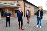 Mobiles Impfangebot für alle in der Bürener Stadthalle: Bürgermeister Burkhard Schwuchow, Mandy Bittner-Schweter, Koordinierende Covid-Impfeinheit, Dr. André Brandt, Ordnungsdezernent und Kri-senstabsleiter Kreis Paderborn, und Manuel Krenz, Abteilungsleiter Bürgerdienste. Foto: Stadt Büren