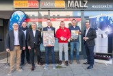 v.l.n.r.: Vorstandsmitglied Jochen Pohle, Regionalleiter Dirk Borutta, Jury-Mitglied Klaus Schmelzeisen, das Team von electroplus küchenplus Malz: Andre Beljan, Joachim Malz und Marcel Malz sowie Martin Wolf, Leiter Vertrieb und Marketing Elektro / Küche / Licht.Spenner (Liebenswerk), Friedhelm Erftemeier als Nikolaus. Nicht mit auf dem Foto: René Klaas-Jung. Foto: Stadt Büren