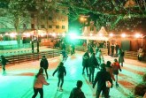 Auf dem Klosterplatz lädt zum zweiten Mal eine Eisbahn zum Schlittschuhlaufen ein. Bild: ©Bielefeld Marketing/ Sarah Jonek