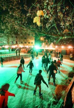 Auf dem Klosterplatz lädt zum zweiten Mal eine Eisbahn zum Schlittschuhlaufen ein. Bild: ©Bielefeld Marketing/ Sarah Jonek