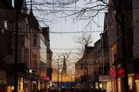 Das Winterlicht der ISG Mittlere Berliner Straße setzt ab dem 5. November die beliebte Einkaufsstraße in Szene. Foto: Gütersloh Marketing GmbH