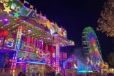 Die Herbstlibori-Kirmes in Paderborn hat viele Menschen glücklich gemacht: Die Kirmesfans, die in Scharen kamen, die Schausteller, die ein Umsatzplus um etwa 20 bis 25 Prozent gegenüber bisherigen Herbstlibori-Veranstaltungen verzeichneten und die Ordnungskräfte, die auf ein ruhiges und entspanntes Fest zurückblicken.Foto:© Stadt Paderborn