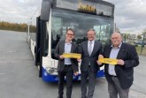 Freuen sich über das diesjährige Ergebnis des PaderSprinter beim ÖPNV-Kundenbarometer: (v. l. n. r.) Andreas Frank, kaufmännischer Leiter beim PaderSprinter, Michael Dreier, Bürgermeister der Stadt Paderborn, und Peter Bronnenberg, Geschäftsführer beim PaderSprinter.Foto: © PaderSprinter