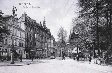 Die Kohlen-Bogenlampe hatte ihren Standort direkt vor der Löwen-Apotheke. Im Hintergrund führt der Blick in die Niedernstraße. (Sammlung Wibbing)