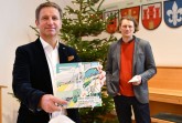 Pünktlich zur Vorweihnachtszeit präsentiert Landrat Michael Stickeln das neue Jahrbuch 2022 gemeinsam mit Verleger Jörg Mitzkat (r.). Es ist ab sofort in den Buchhandlungen erhältlich. Foto: Kreis Höxter