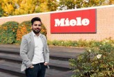 Idris Qayomi studiert im dritten Semester den Master „General Management“ (MBA) berufsbegleitend an der FH Bielefeld und arbeitet parallel in Vollzeit bei Miele in Gütersloh. (Foto: Patrick Pollmeier / FH Bielefeld)