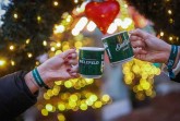Glühwein nur für Geimpfte und Genesene! Zur leichteren Kontrolle wurden auf dem Bielefelder Weihnachtsmarkt bis heute rund 150.000 Armbändchen verteilt. Bild: Sarah Jonek