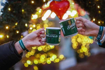 Glühwein nur für Geimpfte und Genesene! Zur leichteren Kontrolle wurden auf dem Bielefelder Weihnachtsmarkt bis heute rund 150.000 Armbändchen verteilt. Bild: Sarah Jonek