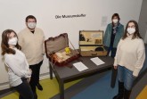 Präsentieren die Museumskoffer im Stadtmuseum (v. l.): Karina Alexandrow und Nick Kippes von der Friedrich-Spee Gesamtschule sowie Museumspdagogin Carolin Ferres und Lehrerin Dr. Angelika Gausmann.Foto:© Stadt Paderborn
